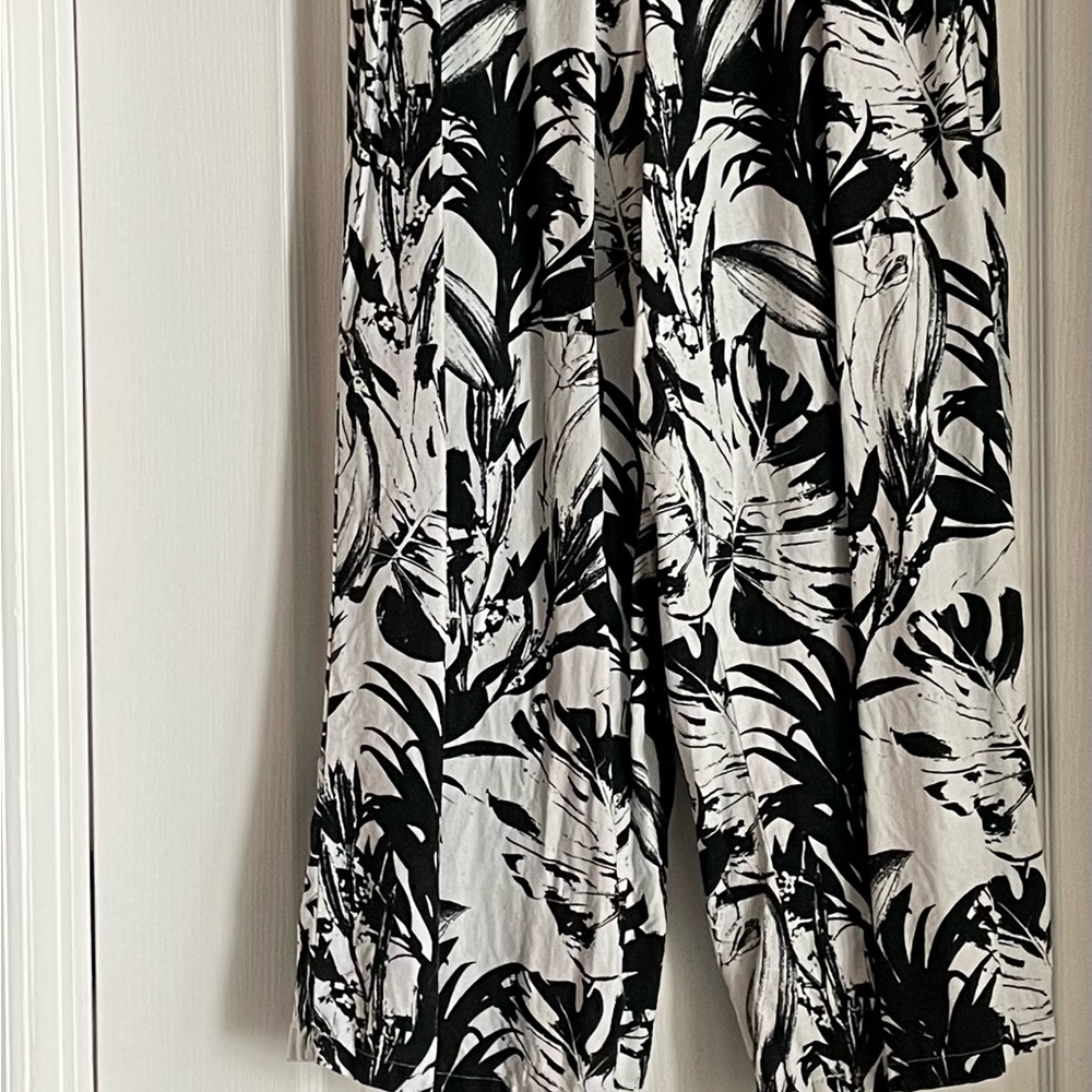 Women’s Tahari Black and White print pants